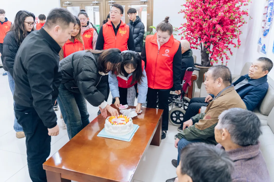 情暖敬老院，爱满雷锋月——新疆新东方烹饪学校志愿服务纪实