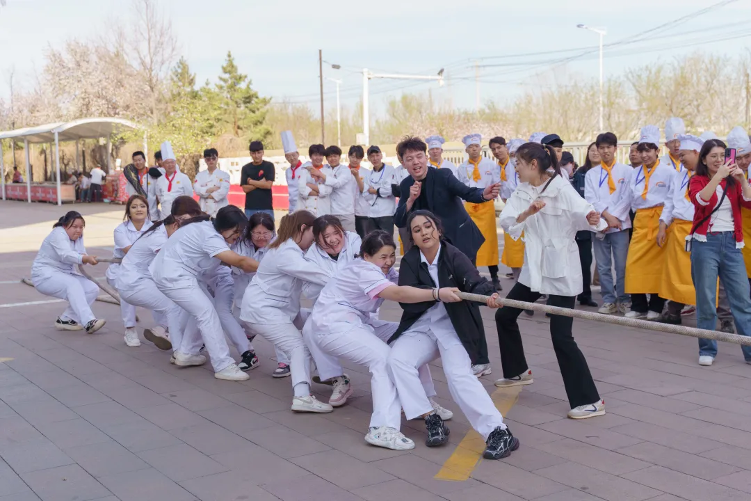 新疆新东方烹饪学校——凝“绳”聚力 “拔”出精彩拔河比赛火热进行中！