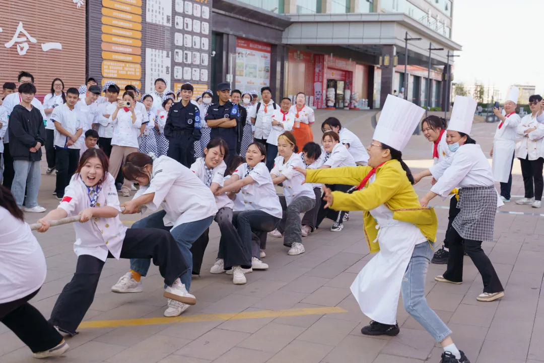 新疆新东方烹饪学校——凝“绳”聚力 “拔”出精彩拔河比赛火热进行中！