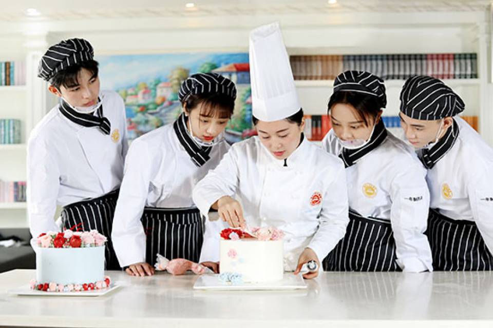 学西点自学好还是去学校学习好