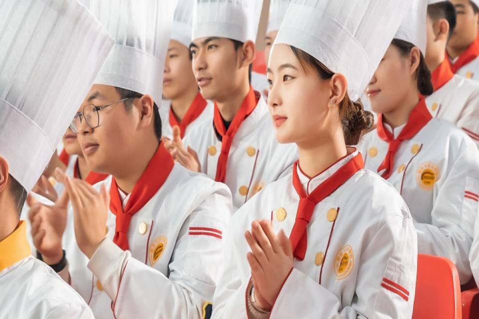 女孩子能学厨师吗？能有好前途吗？